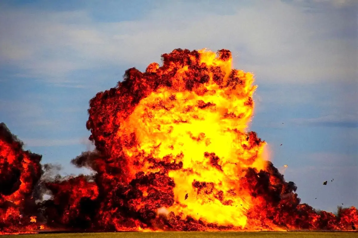 انفجار مهیب در پایگاه موشکی اورنبورگ؛ ابر بنفش آسمان را فراگرفت