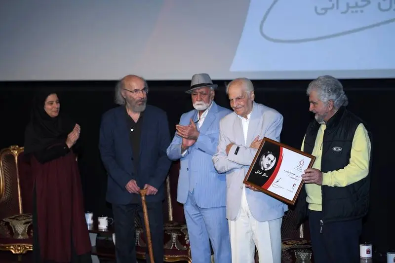 کارگردانِ ۷۴ ساله‌ای که در ۳۵ سالگی هم پیشتاز بود/ تقدیر از کهن‌سال‌ترین «سینماگر» در قیدِ حیات سینمای ایران/ تجلیل از زنِ در سایه‌ی سینما