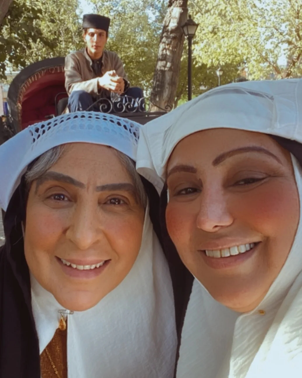 سلفی بهنوش بختیاری و مرجانه گلچین در پشت صحنه بامداد خمار