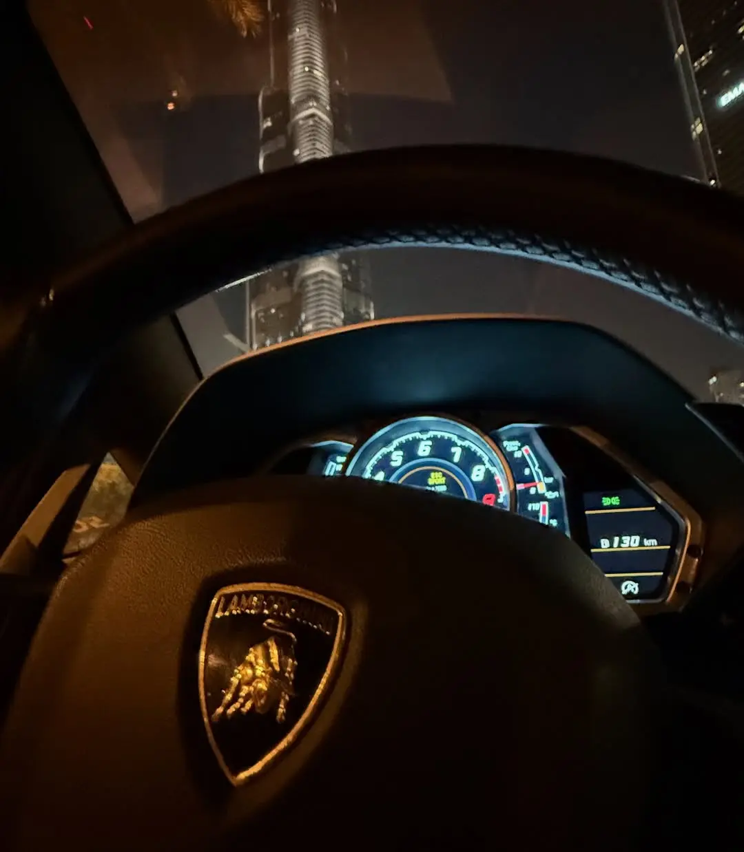 رضا گلزار و لامبورگینی اش و برج خلیفه (3)