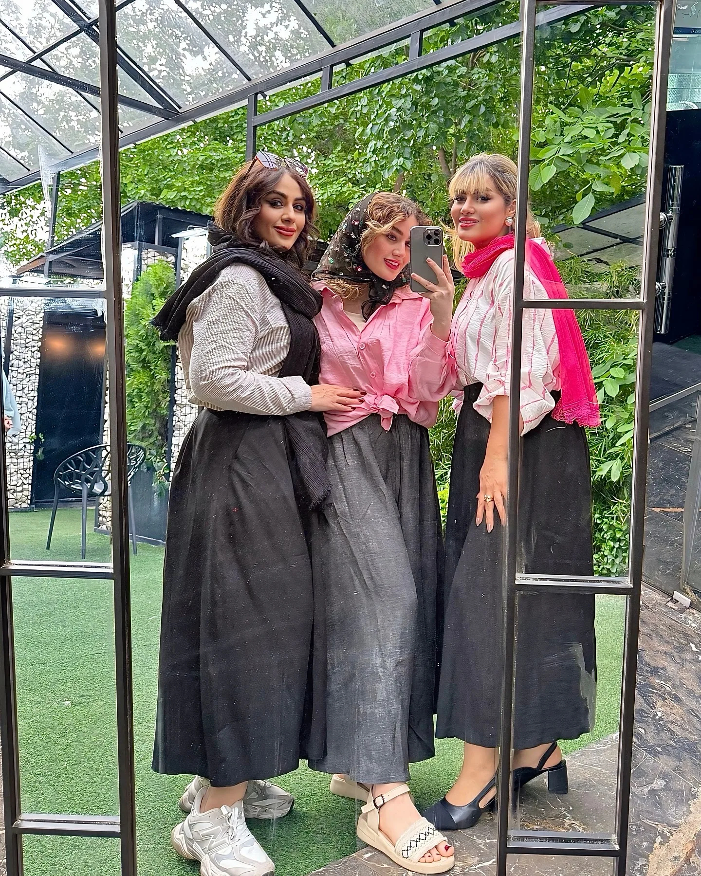 فاطمه کیاپاشا در کنار خواهرانش