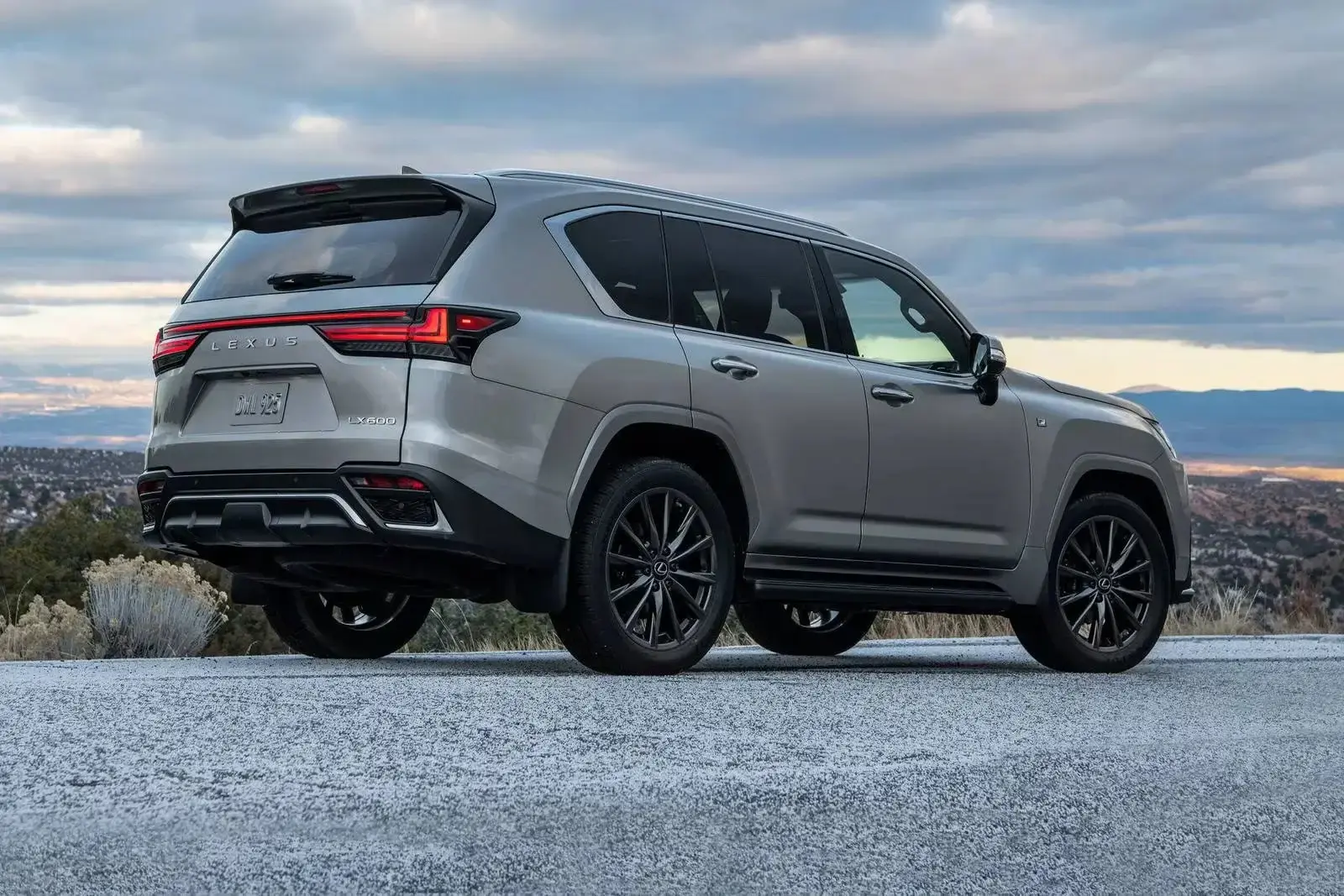 نمای-عقب-لکسوس-LX-600-2025
