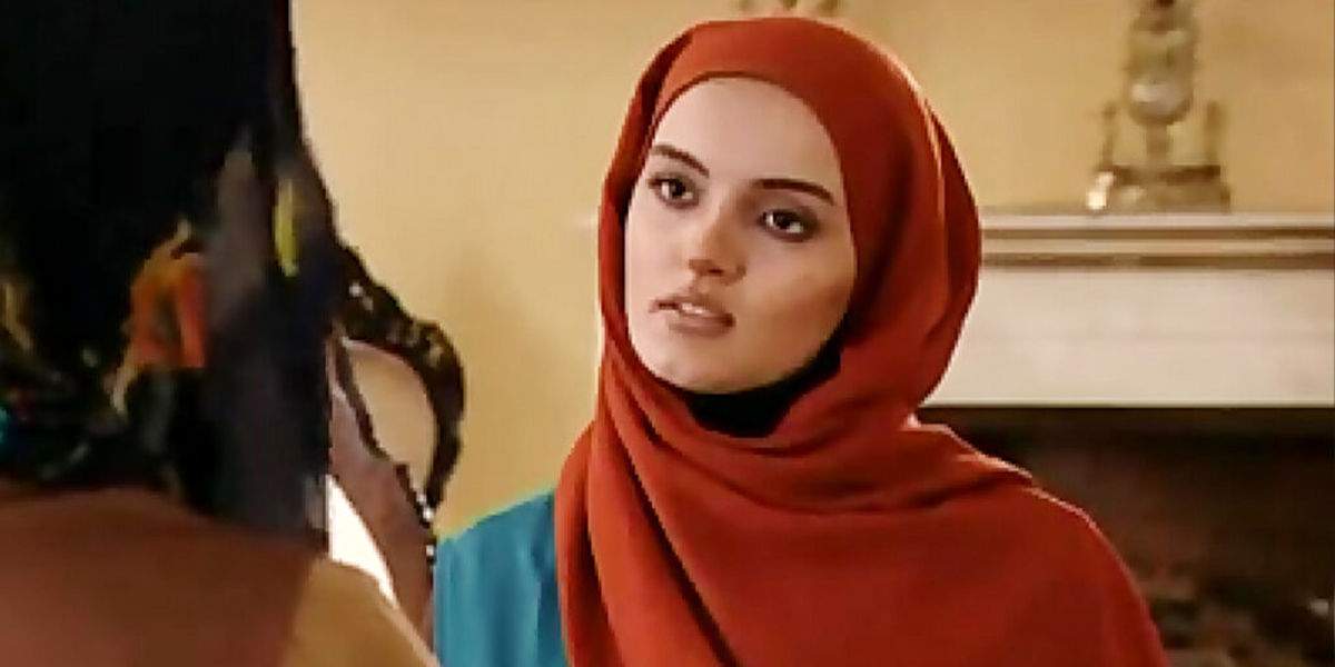 نگاهی به چیدمان منزل شاهانه و مجلل نیلوفر پارسا «بیتای آوای باران» و همسر هنرمندش، میلاد اسداللهی/ از مبلمان مدرن و دیوار کوب تا تابلو هنری و پنجره بزرگ رو به طبیعت…