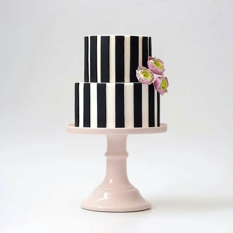 کیک تولد سفید مشکی مردانه