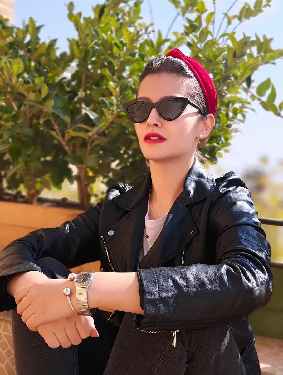 یوگای پردیس احمدیه با کت چرم 3