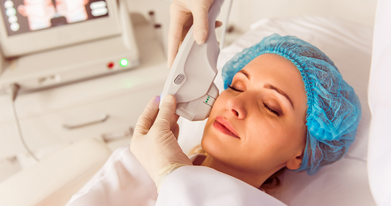 عوارض کدام روش بیشتر است؟ هایفو یا لیفت صورت با نخ؟