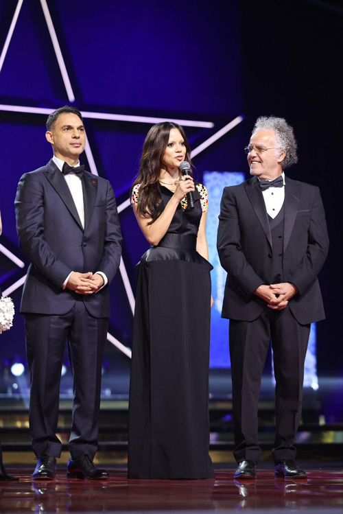 استایل یکنواخت پیمان معادی روی فرش قرمزها