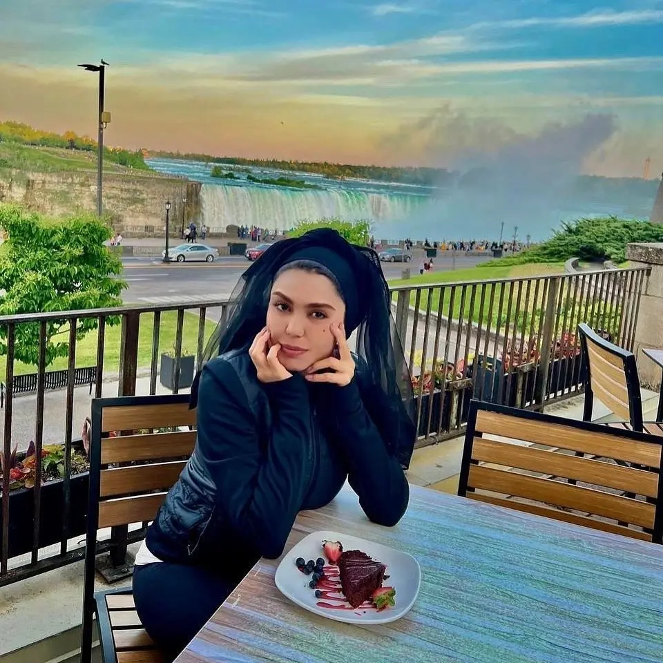 آزاده زارعی کنار آبشار نیاگارا 4
