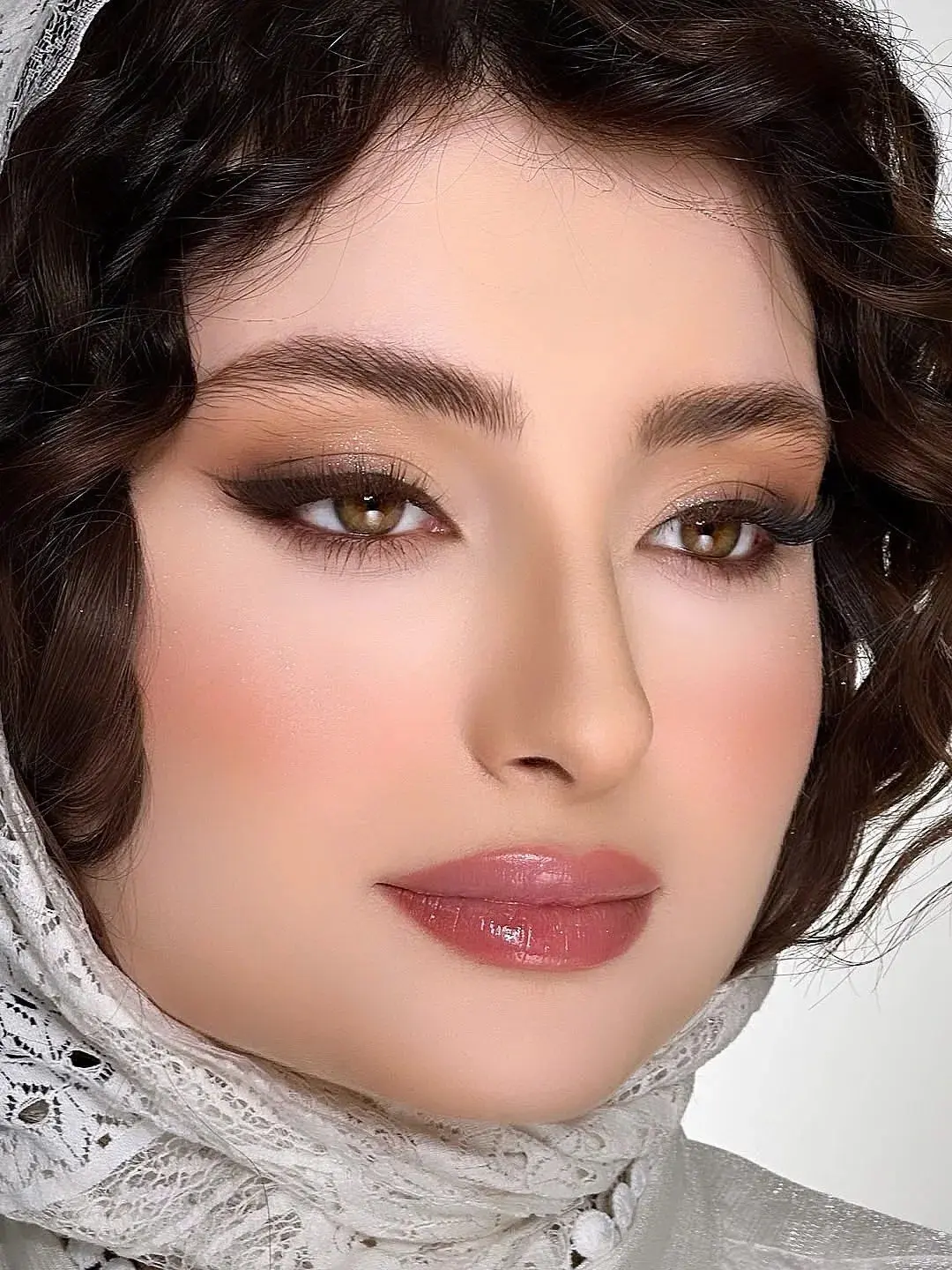 استایل «خواهرانه» سارا و نیکا با تور و لباس‌های سفید