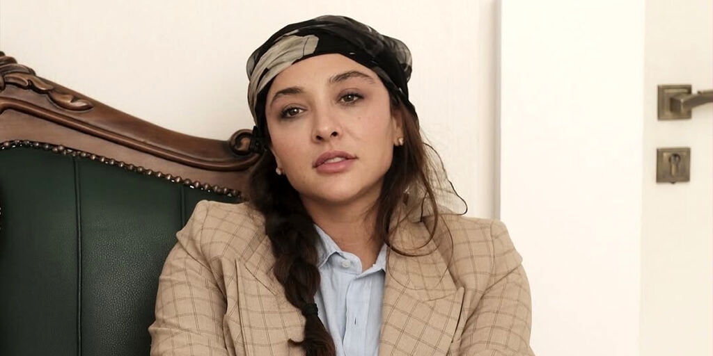 پالتوی قرمز آناهیتا درگاهی