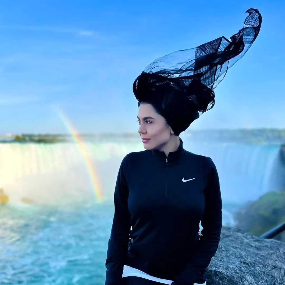 آزاده زارعی کنار آبشار نیاگارا 2