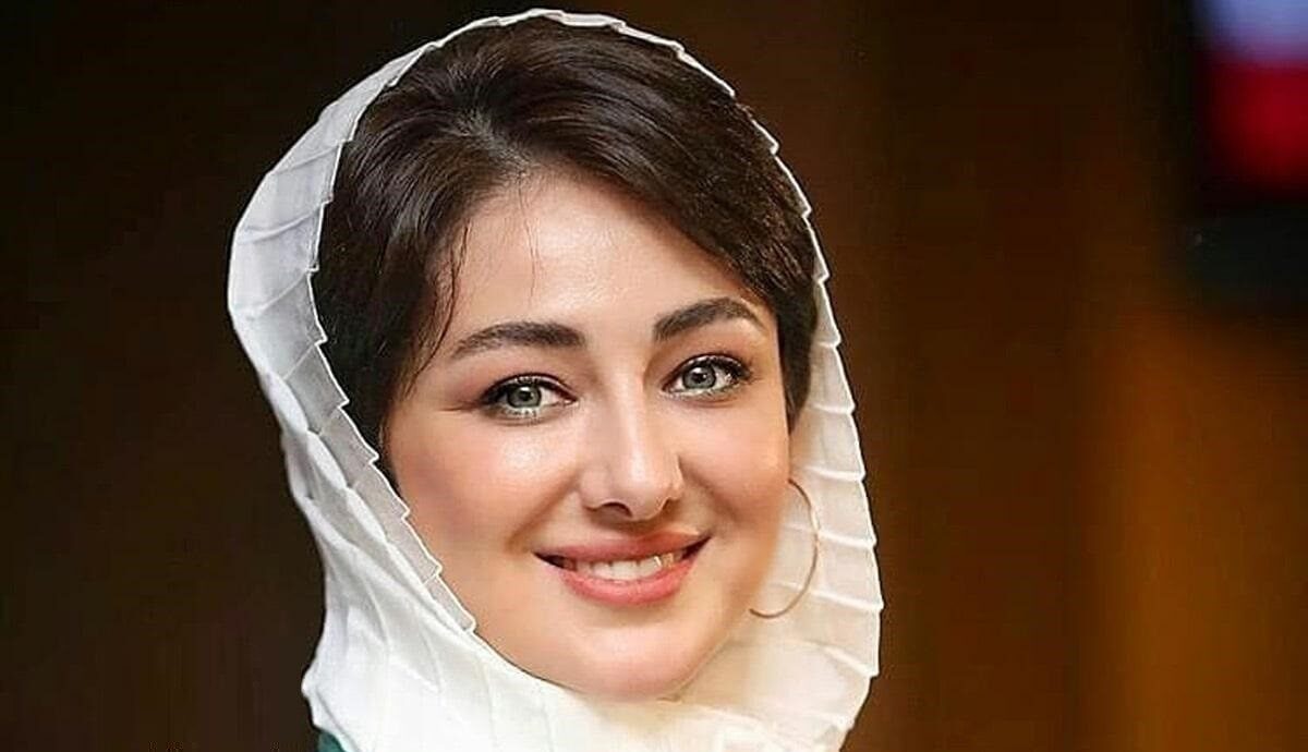 چهره نچرال ویدا جوان در لباس عروس منجق دوزی شده