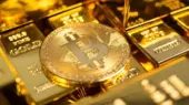 رقابت نفس‌گیر طلا و بیت کوین برای جایگاه دارایی امن در پایان ۲۰۲۵
