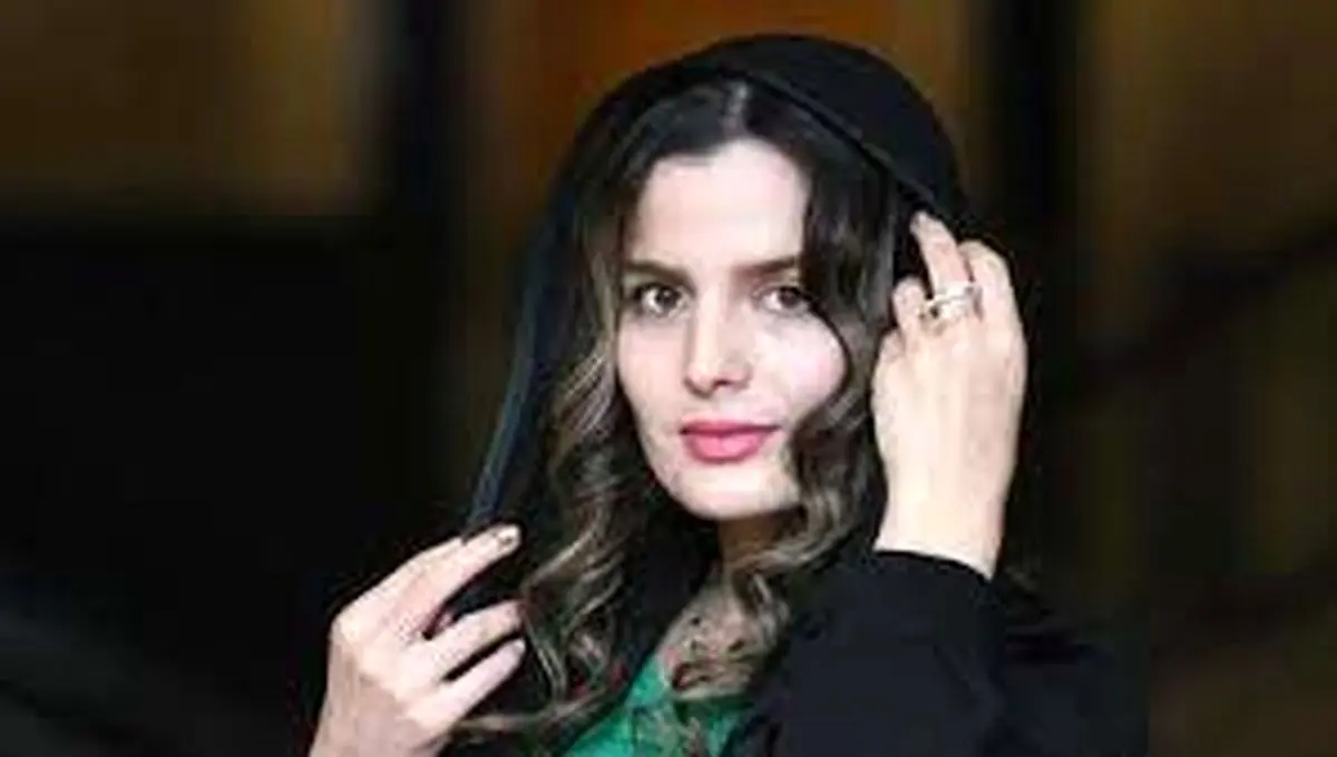 قاب امروز | استایل رسمی و شیک غزاله اکرمی در اکران «شاه نقش»