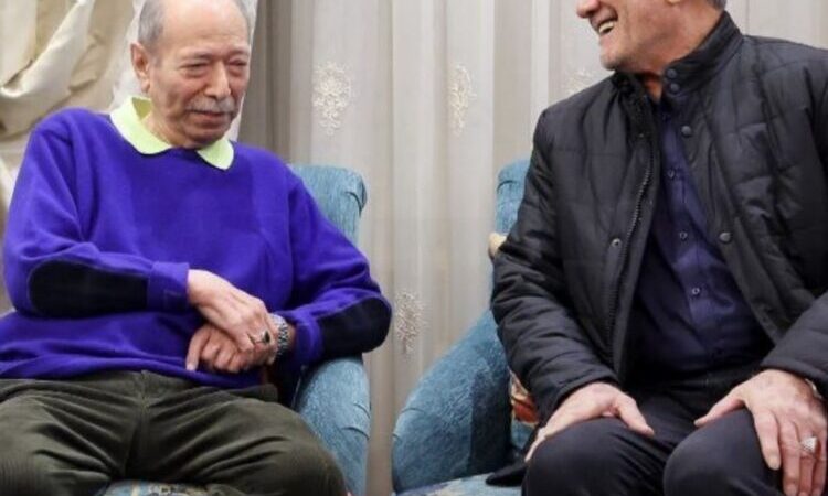 نگاهی به دکوراسیون خانه علی نصیریان در شبی که میزبان پزشکیان و دخترش بود؛ از مبلمانی همرنگ با فرش تا پذیرایی با هندوانه و زولبیا بامیه همراه با آوازخوانی آقابزرگ سینما برای رئیس‌جمهور