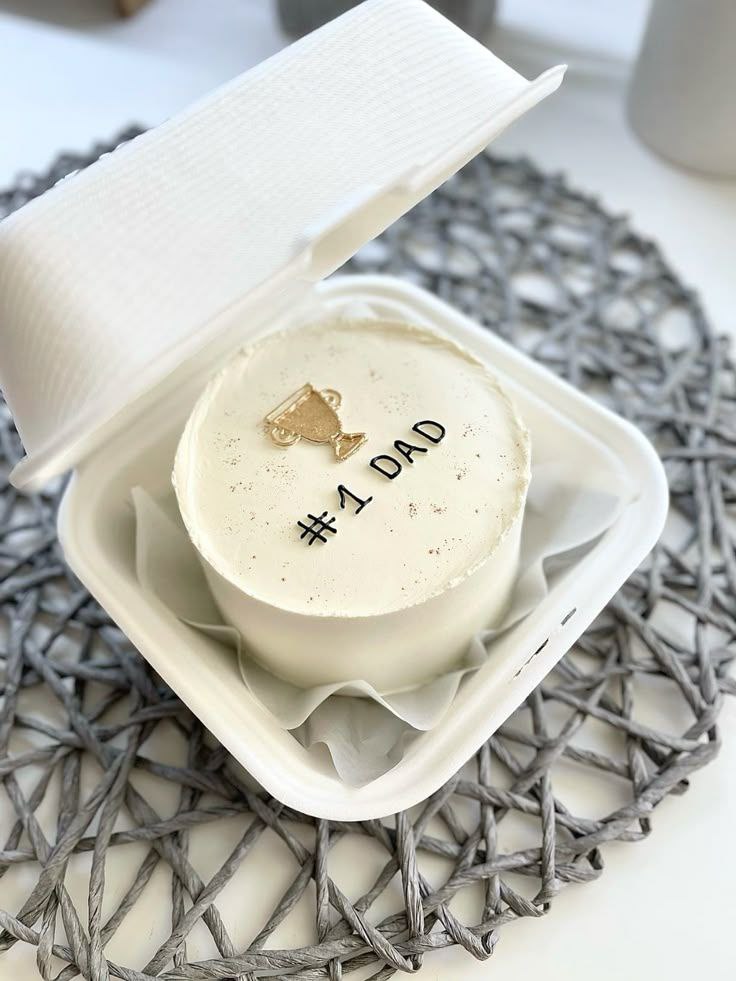 کیک مینیمال مردانه