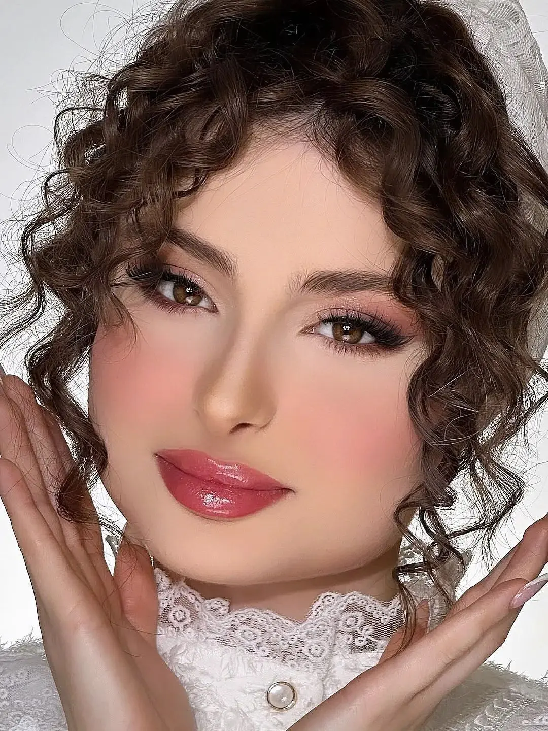 استایل «خواهرانه» سارا و نیکا با تور و لباس‌های سفید