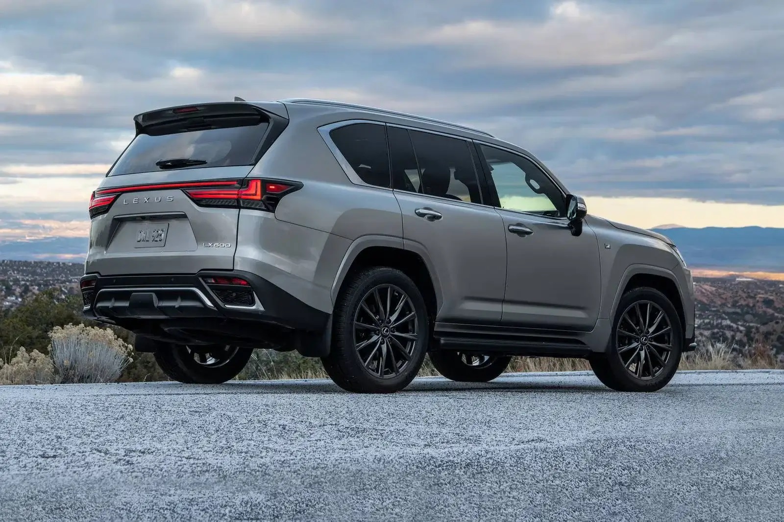 عرضه لکسوس LX۶۰۰  در سامانه خودروهای وارداتی