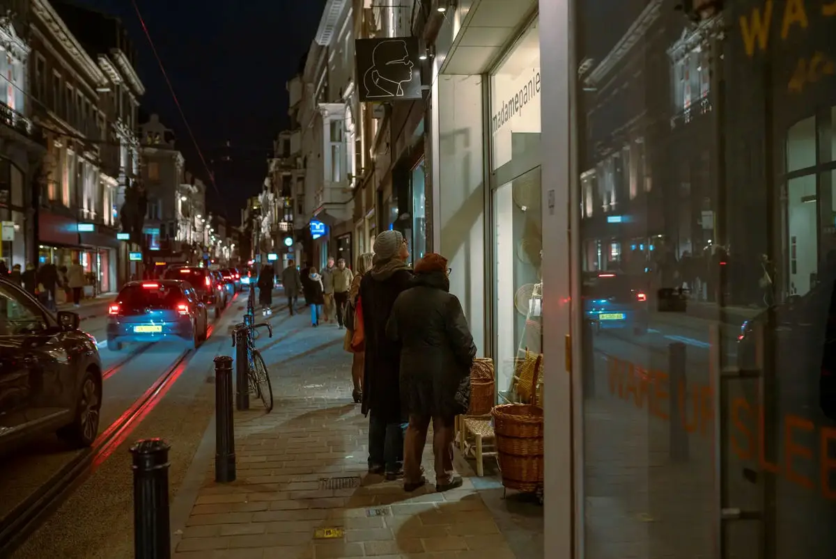 داستان عجیب دختری گرگانی که شیفته خانم مرموز آلمانی شد!