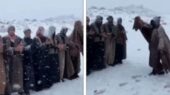 رقص دشداشه‌پوشان عربستانی روی برف؛ لحظاتی جادویی در کویر سفیدپوش!