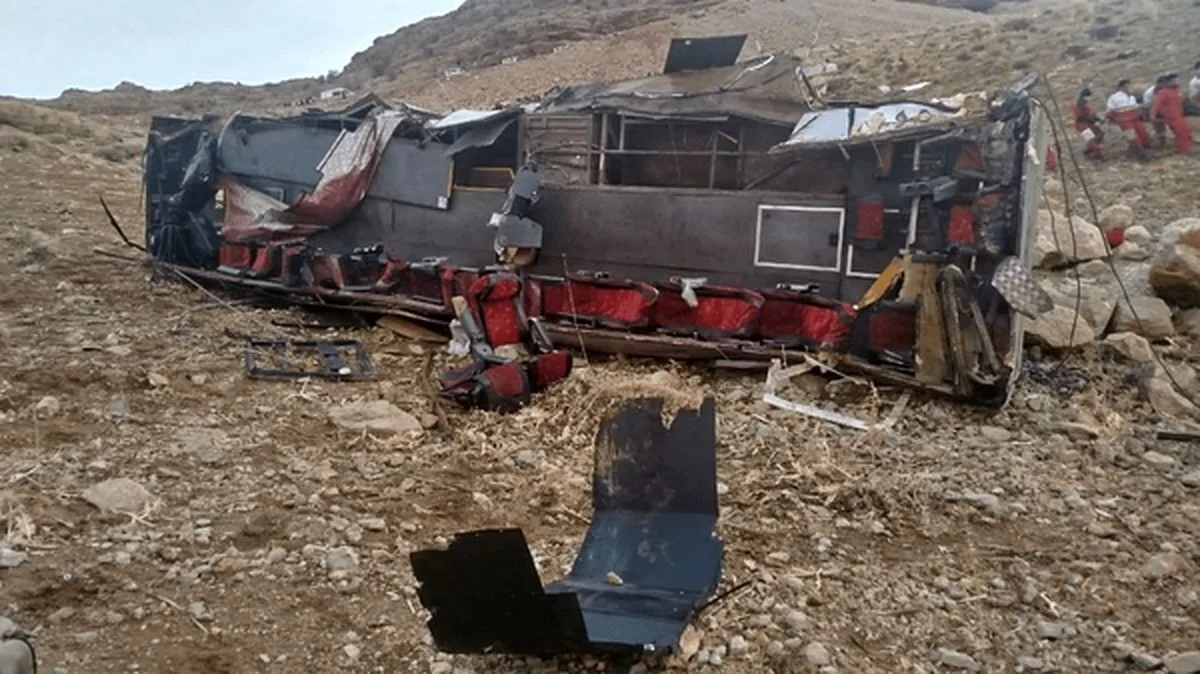 سقوط وحشتناک اتوبوس در سمیرم؛ ۳ کشته و ۱۵ زخمی در گردنه خطرناک!