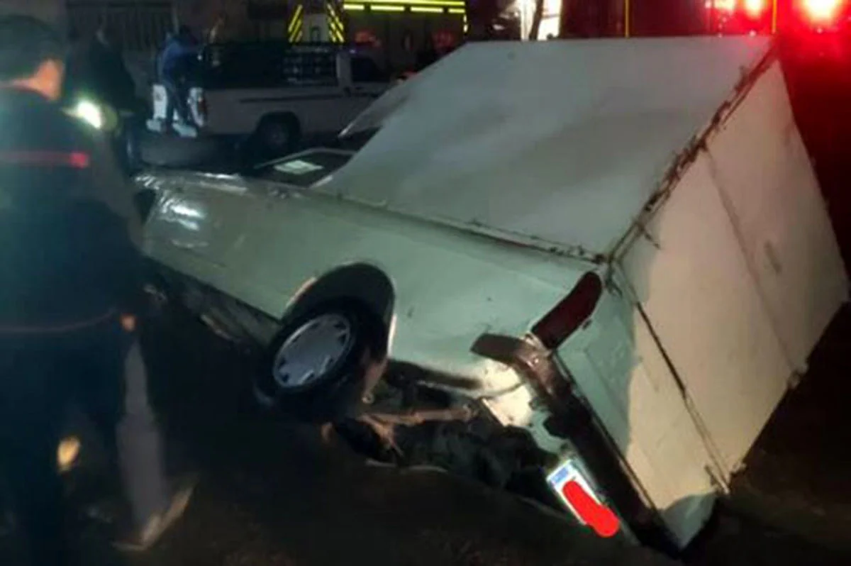 فرونشست زمین در شهرک ولیعصر؛ ۳ خودرو در دام خاک گرفتار شدند!