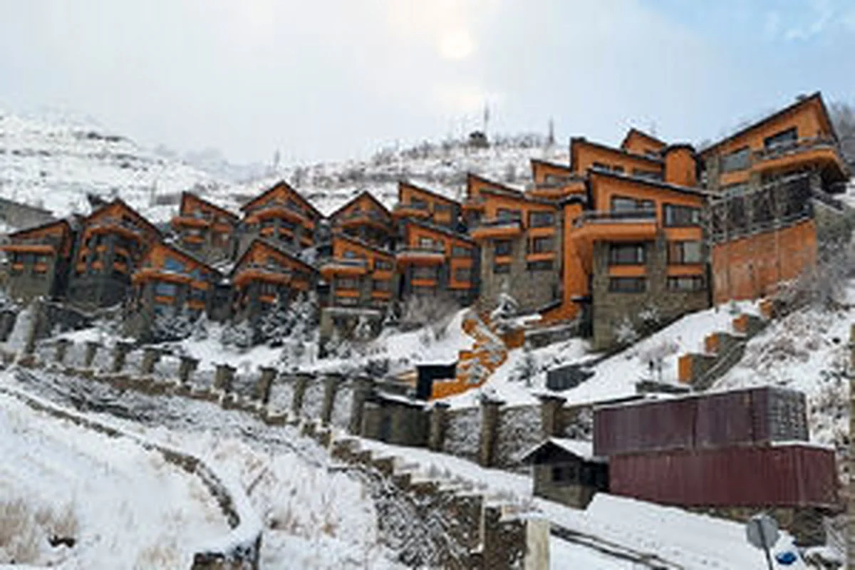 بارش برف شبانه در ارتفاعات تهران؛ چشم‌اندازی زمستانی و بی‌نظیر که همه را شگفت‌زده کرد!