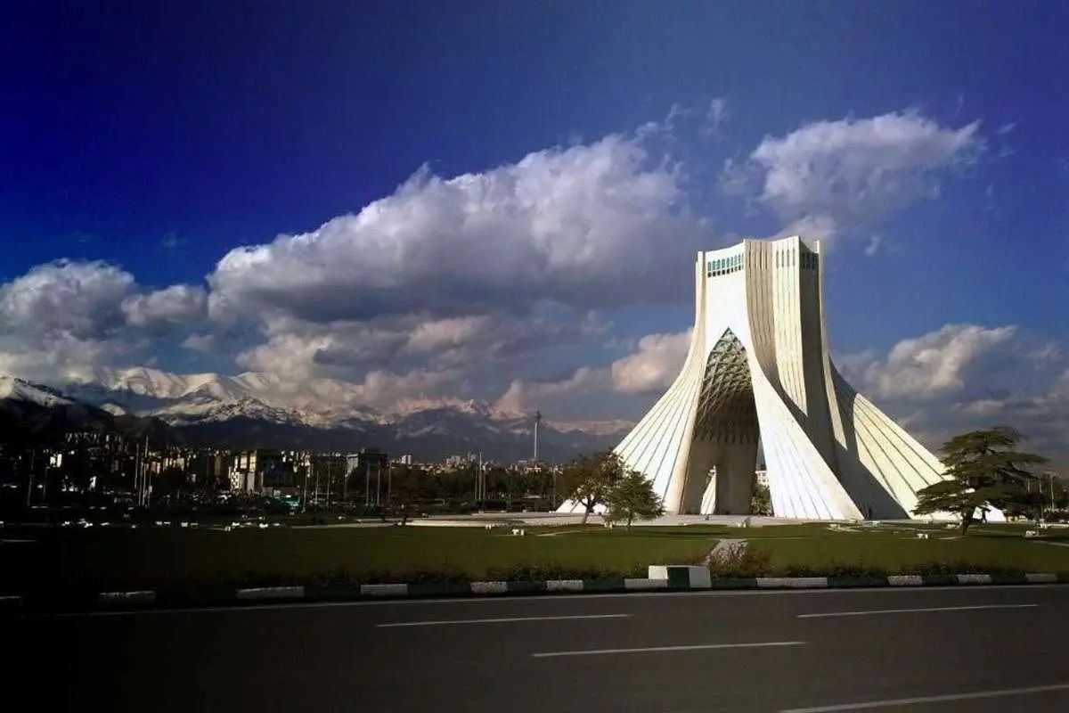 نبرد نفس‌گیر آلودگی و باران تهران در قاب تصویر