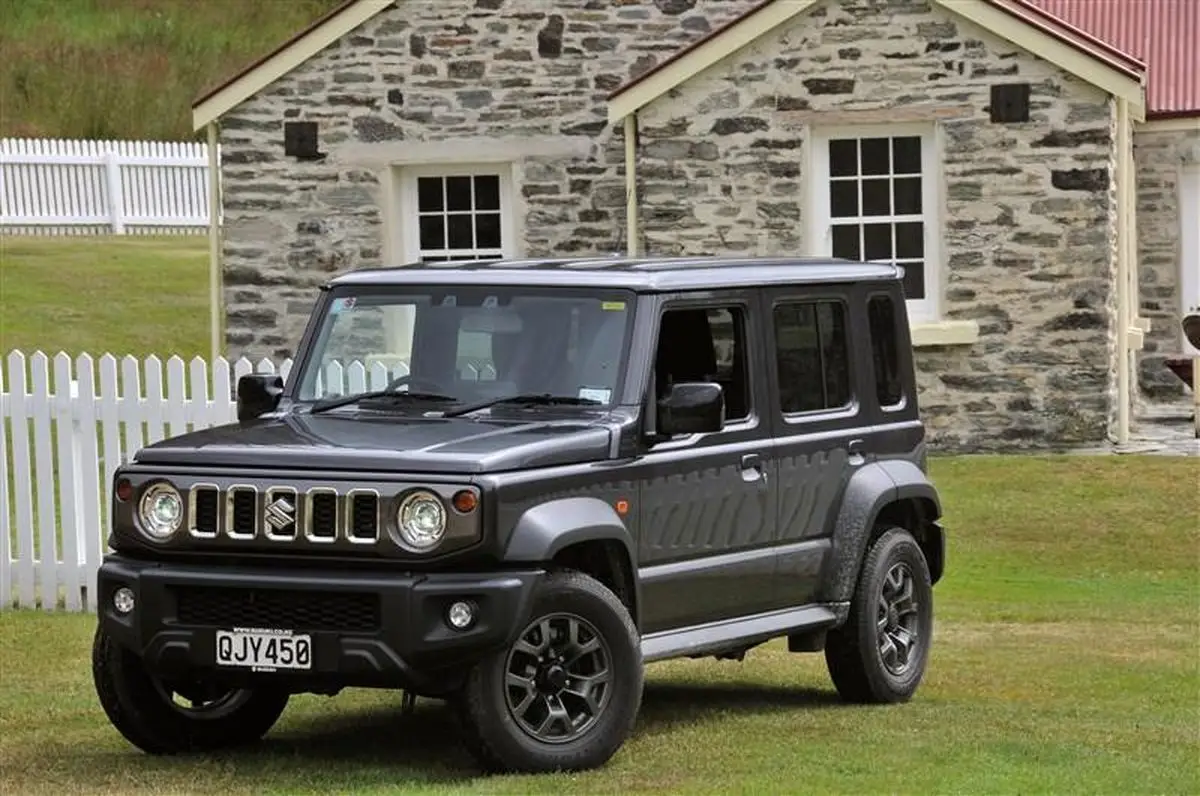 سوزوکی جیمنی پنج درب؛ وقتی شاسی‌بلند ژاپنی، حس و حال مرسدس جی کلاس را زنده می‌کند!