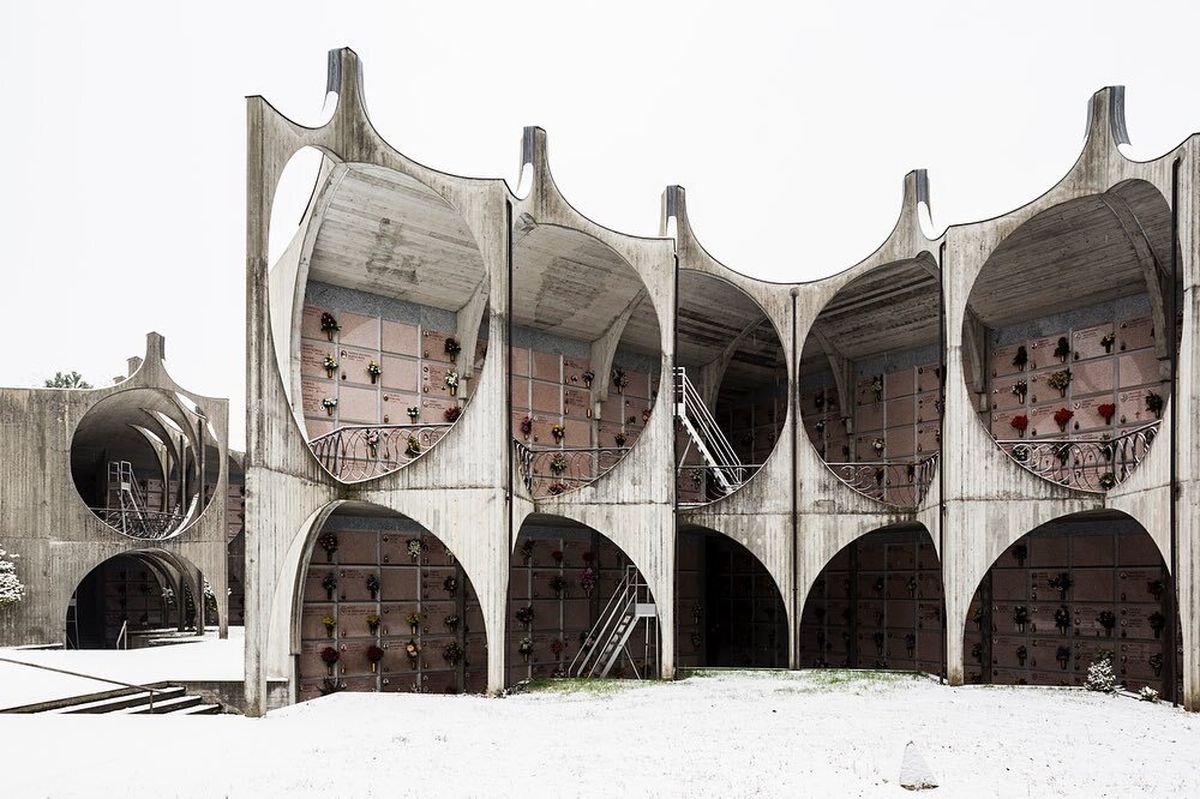 آرامستانی در ایتالیا که معماری مذهبی را متحول کرد؛ شاهکاری از بتن و هندسه!