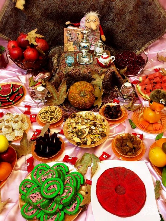 عکس تزیین سفره شب یلدا مدل سنتی با مادربزرگ عروسکی