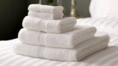 چگونه حوله‌های هتل‌ها همیشه نرم و سفید می‌مانند؟ ترفندهای ساده‌ای که همه باید بدانند!