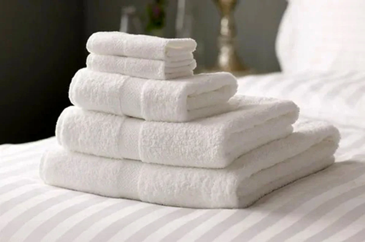 چگونه حوله‌های هتل‌ها همیشه نرم و سفید می‌مانند؟ ترفندهای ساده‌ای که همه باید بدانند!