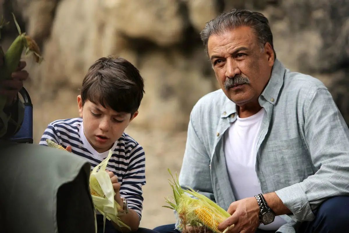 تصویری نادر از عبدالرضا اکبری در کنار پسر و عروسش که همه را شگفت‌زده کرد!