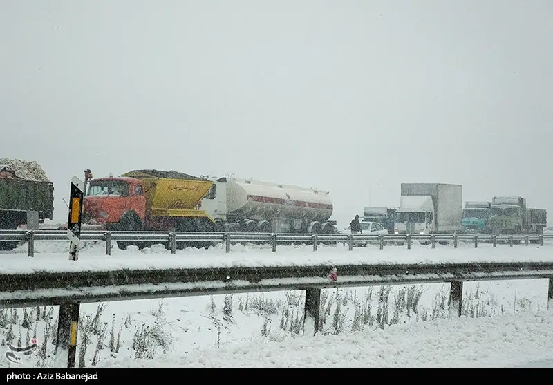 بارش برف و یخ‌زدگی، محور مهریز-میانکوه را به تعطیلی کشاند!