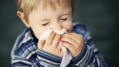 متخصص تغذیه هشدار داد: تغذیه نادرست کودکان در سرماخوردگی می‌تواند روند بهبودی را کند کند!