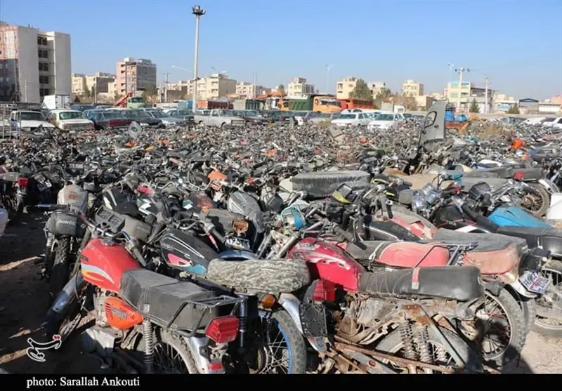 پارکینگ موتورهای توقیفی/روایت تلخ جوانانی که با یک کلاه زنده می‌ماندند