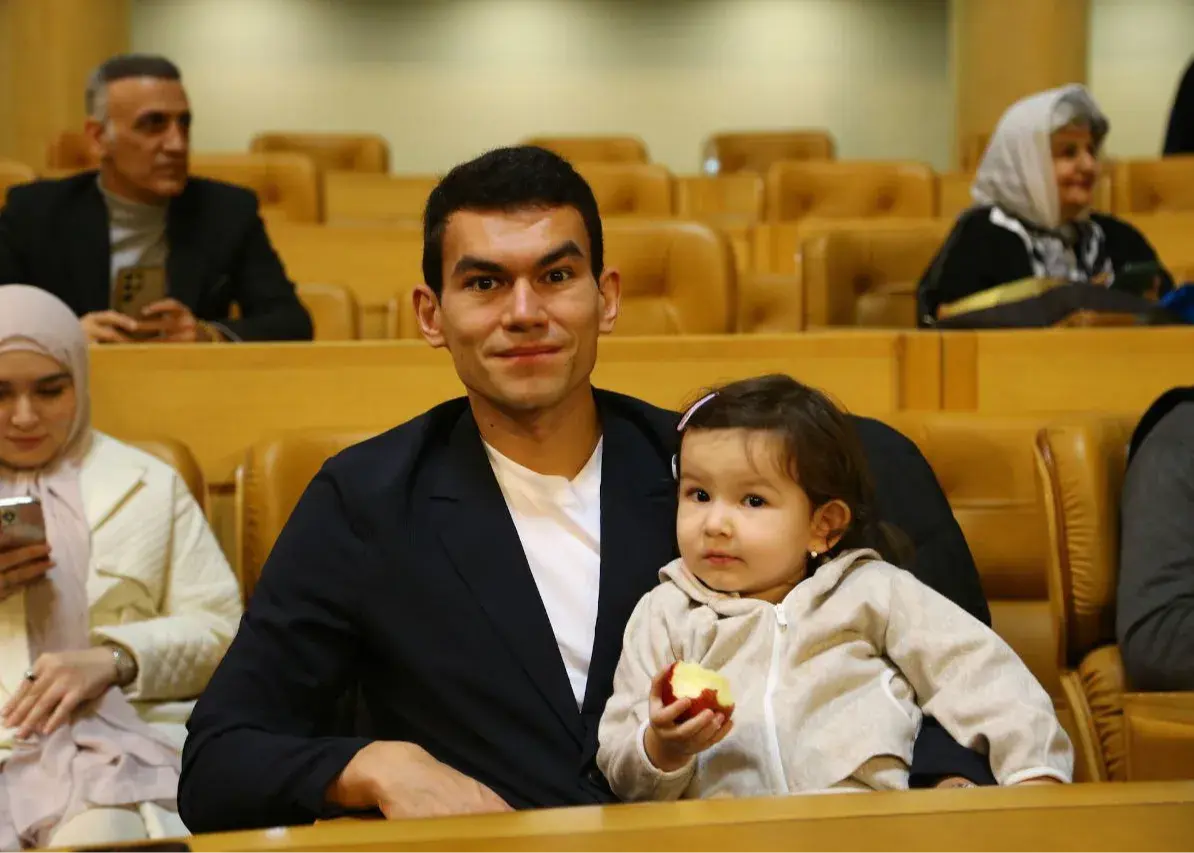 حضور بامزه و جالب رستم آشورماتوف در جشن هشتادمین سال استقلال که همه را شگفت‌زده کرد!