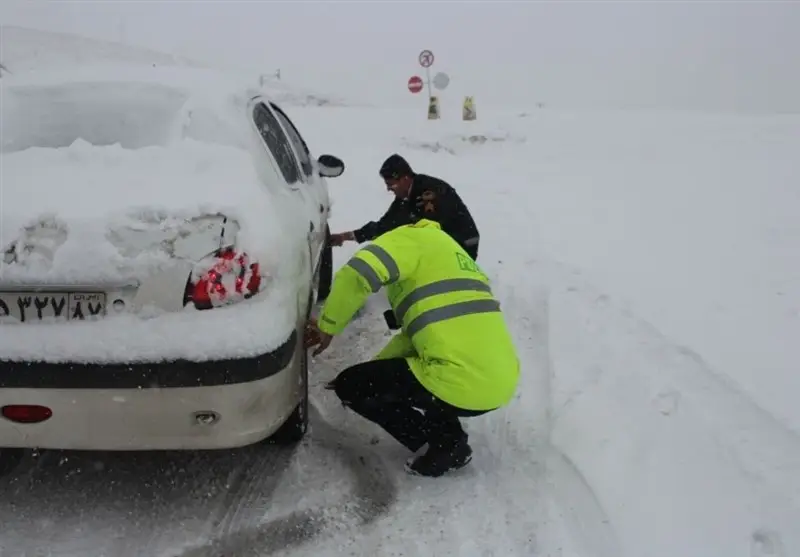 کمک‌رسانی به 13خودرو گرفتار در جاده‌های کاشان/استفاده 270تن شن و نمک