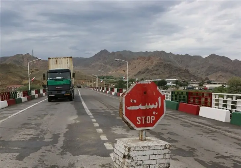 جاده لامرد به لارستان به‌خاطر سیلاب ناگهانی مسدود شد؛ هشدار جدی برای رانندگان!
