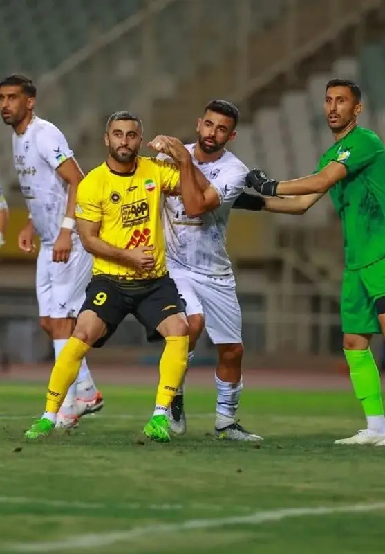 نبرد نفس‌گیر سپاهان و چادرملو برای صدرنشینی لیگ برتر فوتبال