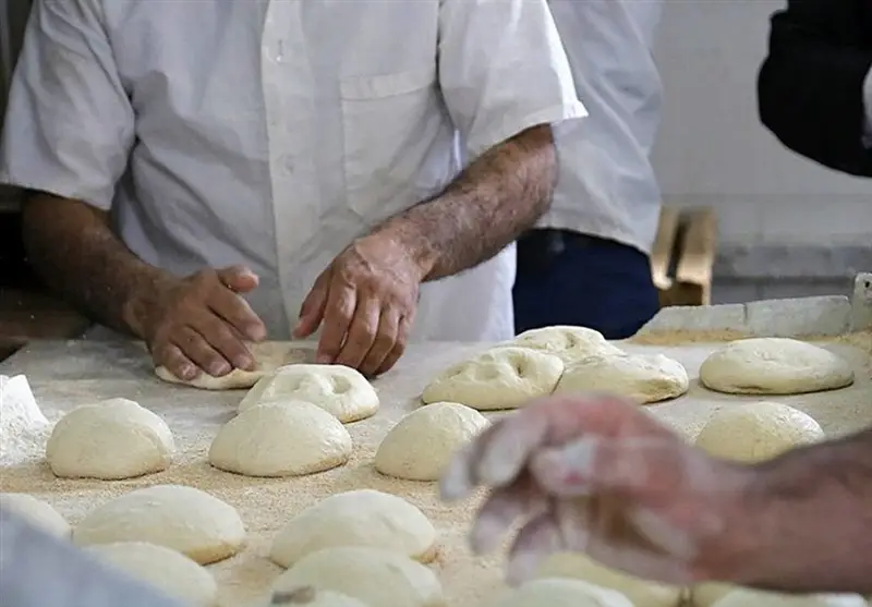کم‌فروشی گسترده نان در سنندج؛ نانی که کوچکتر از همیشه است!