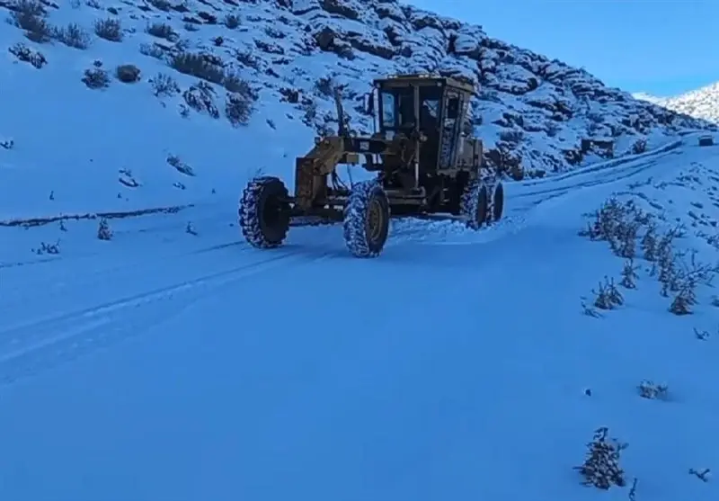 برف‌روبی بی‌وقفه در ۹۲۰۰ کیلومتر از جاده‌های اصفهان؛ تیم‌های امدادی همچنان در میدان هستند