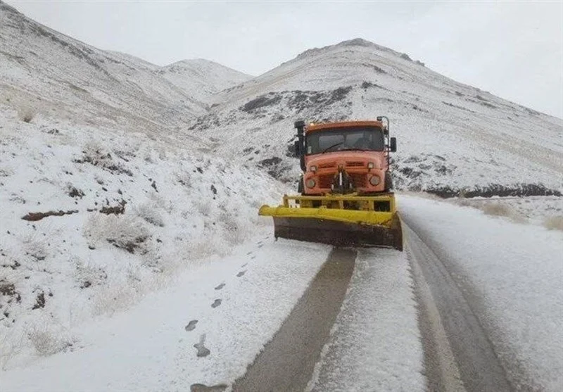 نجات جاده‌های برفی با برفروبی ۶۸ هزار کیلومتر؛ تلاش شبانه‌روزی راهداران در سرمای زمستان