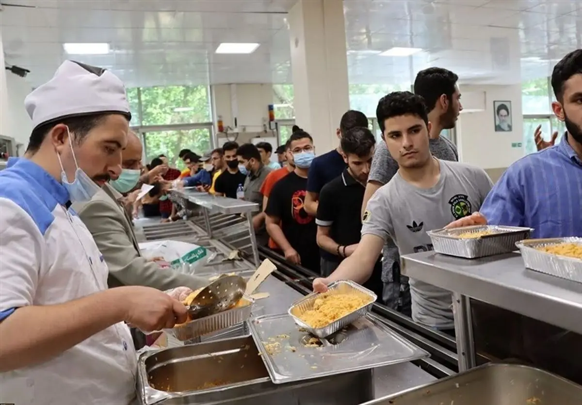 شام وحشتناک در دانشگاه دولتی؛ سوسک در وعده غذایی دانشجویان جنجال آفرید!