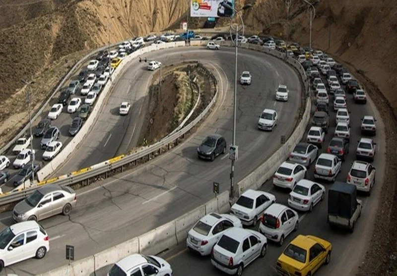 ترافیک سنگین و بارش برف در جاده‌های شمال؛ رانندگان مراقب لغزندگی جاده‌ها باشند!