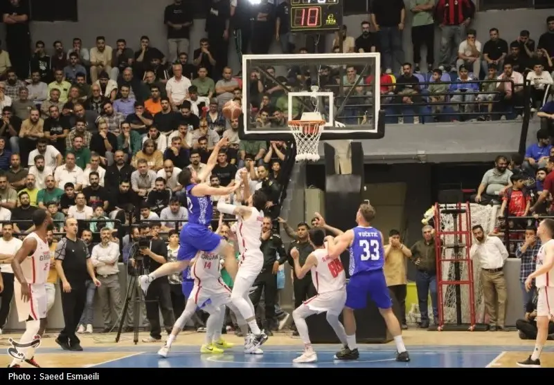 شهرداری گرگان با درخشش جردن همیلتون صدرنشین استقلال را در یک نبرد نفس‌گیر شکست داد!