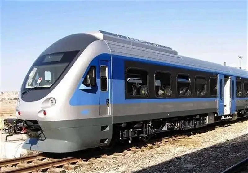 قطارهای مسافربری خراسان رضوی در برف سنگین بدون وقفه حرکت می‌کنند!