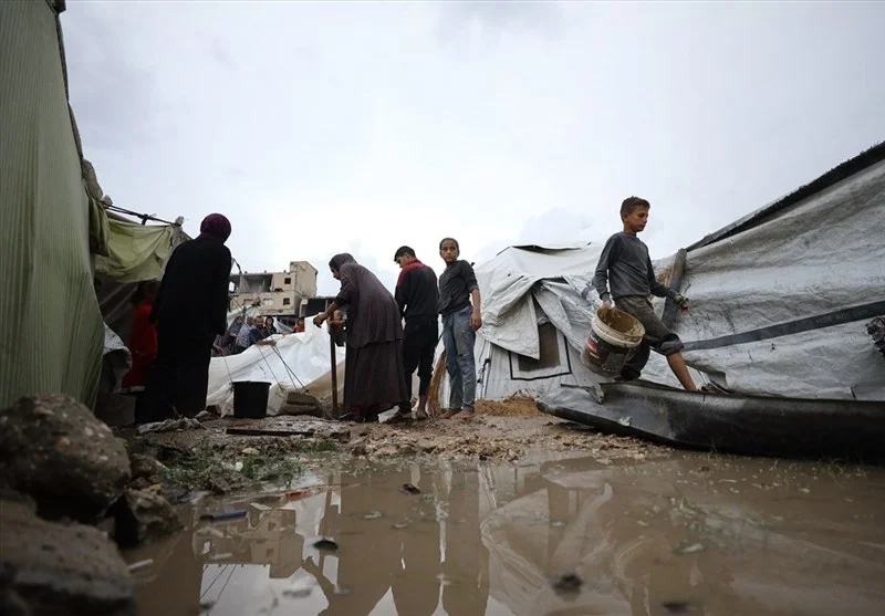 کابوس مرگ بر اثر سرما در غزه؛ آوارگان زیر باران و طوفان در چادرهای غرق‌شده گرفتار شدند