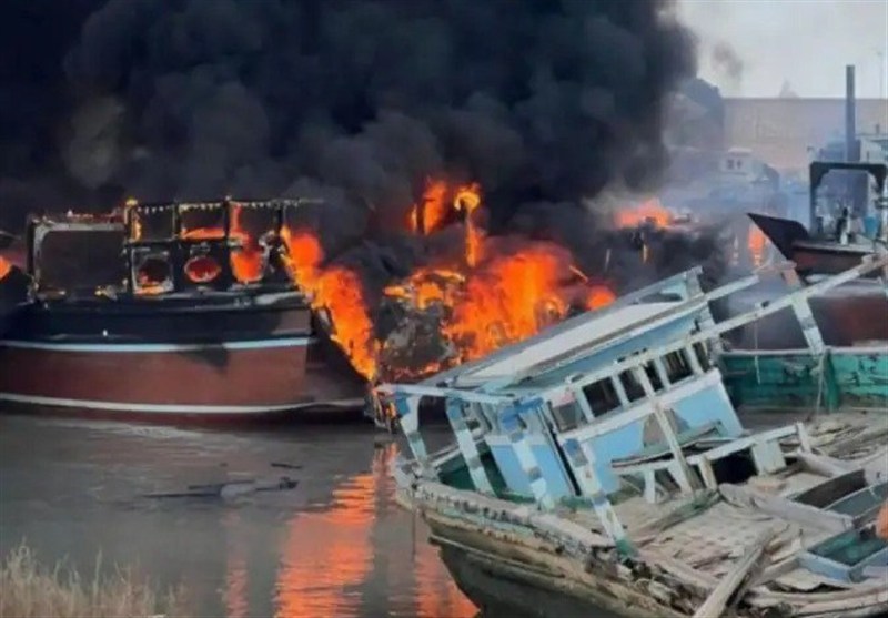 نجات معجزه‌آسا در اسکله کیش؛ آتش‌سوزی شناور باربری به موقع مهار شد!